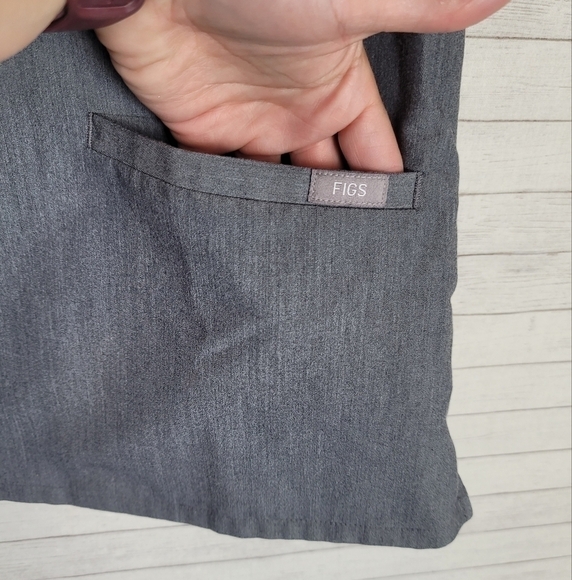 FIGS Casma Three-Pocket Scrub Top in Graphite, sz Small - Picture 2 of 12